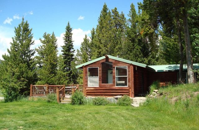 8 miles from Yellowstone! Perfect For Romantic Getaways & Families!