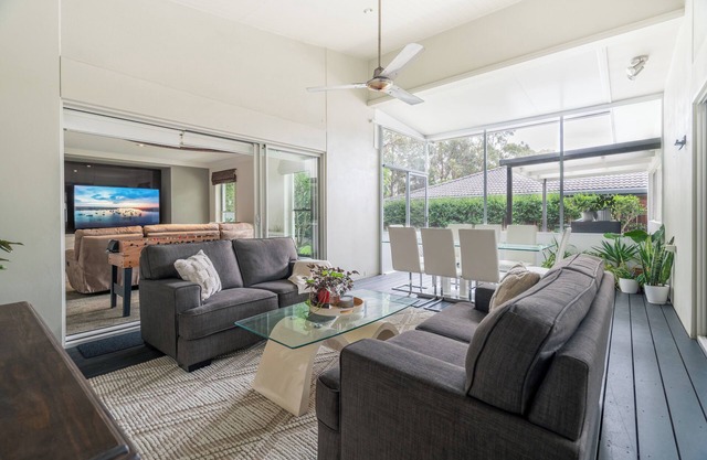 8 min to beach, Sleeps 12 + Pets