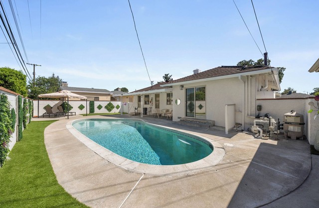 8 mins to Disney! Ranch home w/POOL- King bed! Sleep 10
