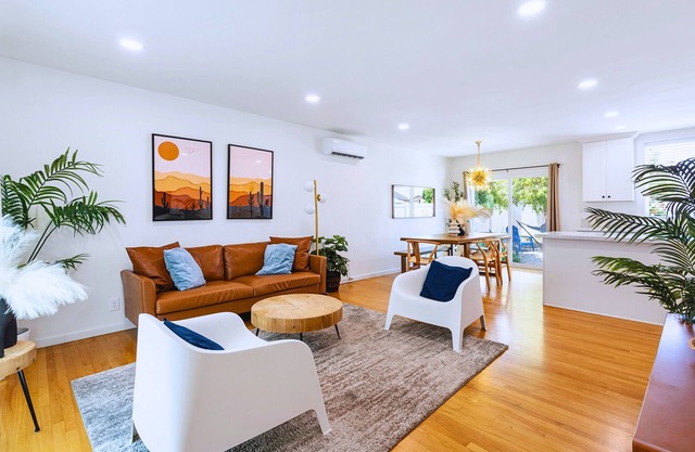 8 Mins to Disney: Sleeps 8 + Fire Pit + Laundry