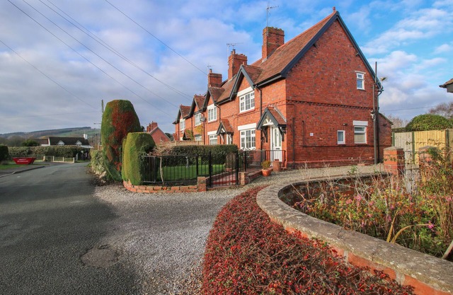 8 NEW HOUSES, pet friendly, character holiday cottage in Chirk