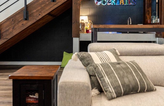 8 Private Bungalow Suites PLUS the Deluxe Main Barndo in Granbury, TX! Sleeps 36