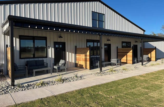 8 Private Bungalow Suites @ Barndo Bungalows in Granbury, TX! Sleeps 26