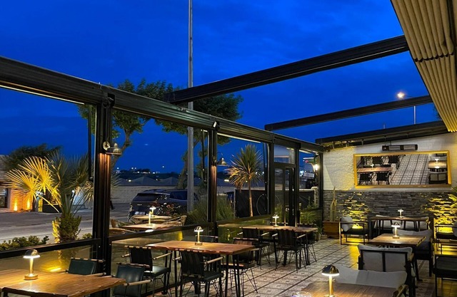 8 Rooms Hotel