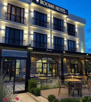 8 Rooms Hotel