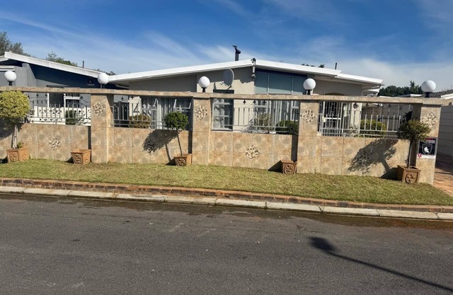 8 Sleeper, family friendly house with a charming swimming pool in Cape Town.