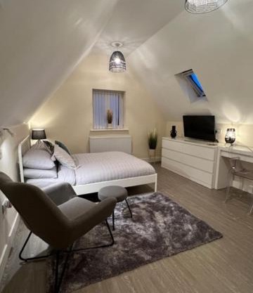 8 Studio, cosy loft, 50m to Airbus, bus-stop 20m,