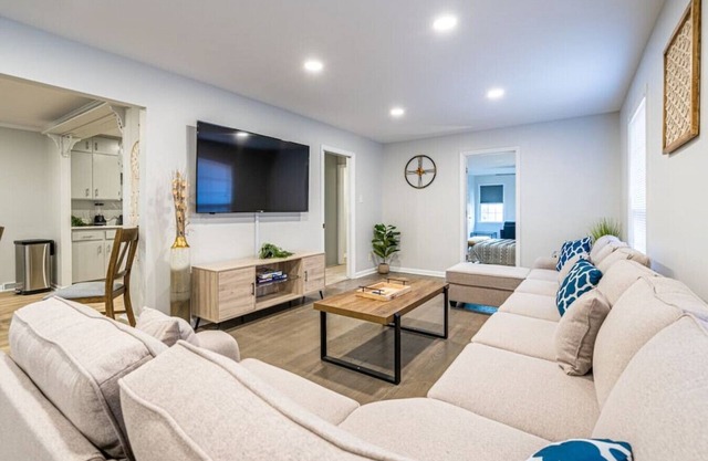 804 Vestavia · ⫷Urban Retreat⫸ Dual Master/Fiber WIFI Home