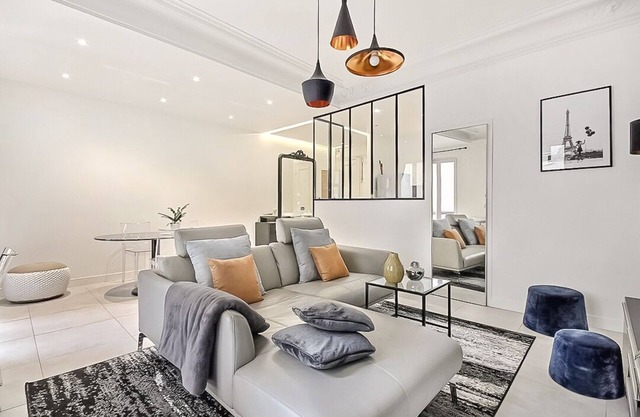 807sqft 2BR/2BA Golden Triangle Apt. – Montaigne/George V