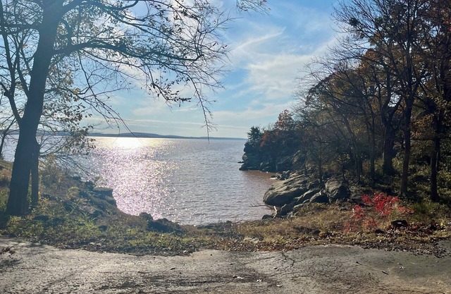80’s Retro Themed Lakefront with Amazing Views Game Rm Open Cabin-Fiber WiFi