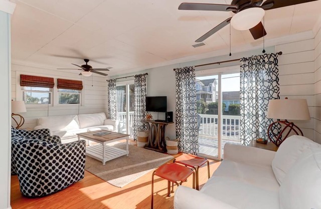 818 East Arctic! Classic Folly Beach Cottage close to beach access!