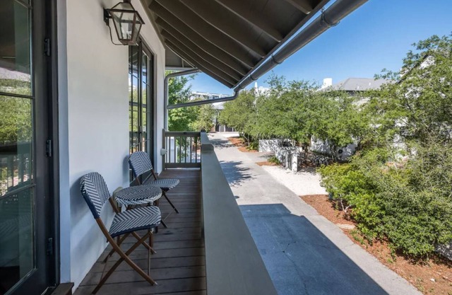84 Wiggle Lane | Studio-Carriage House Perfect Location!