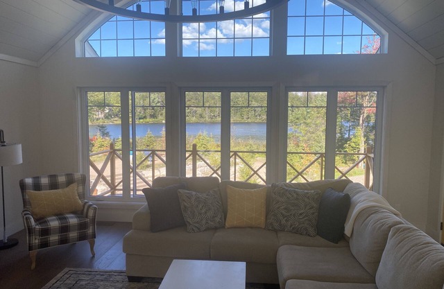 87 Maxwell lane Cottage on Deer Lake in South River