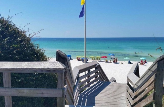 880yds to Beach~Screened-in Deck~4 Bikes Included~3BR Barefoot Bungalow