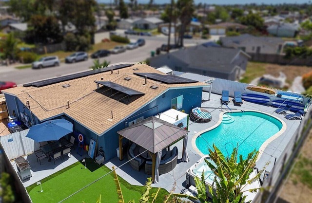 8ft Deep Heated Pool, 9 Seat Medical Grade Jacuzzi, Mini-Golf & Chef’s Kitchen!
