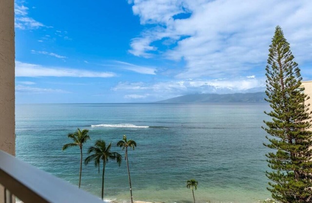 8th floor Studio w/stunning ocean & island views