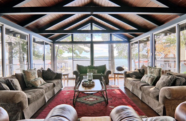 9 bdrm, 5 bath, Lake Rosseau, Private! Guest Cottage and Cabin! Sand Beach!