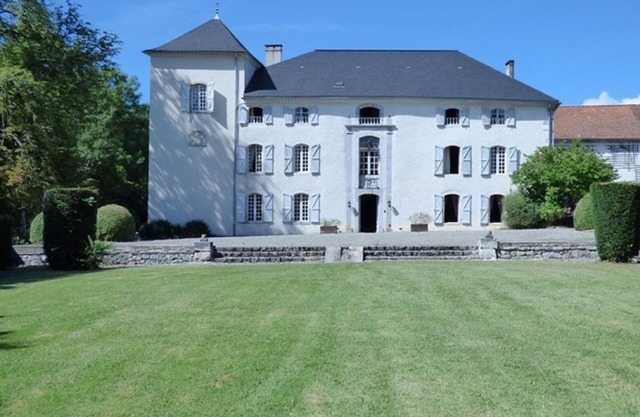 9 bedrooms with bathroom and toilet for 23 people, large swimming pool, river, terrace.
