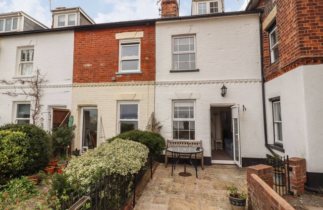 9 HAREFIELD COTTAGES, pet friendly, with a garden in Lympstone