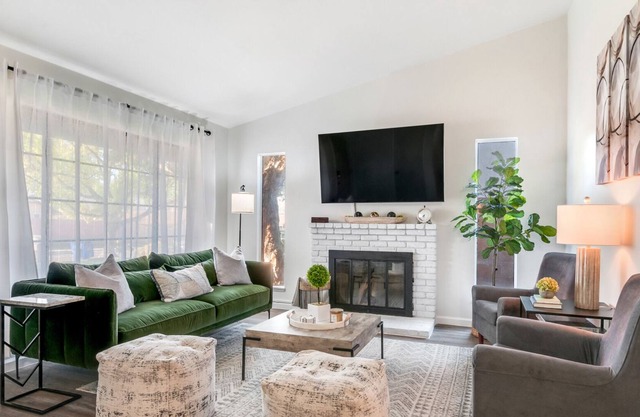 9 miles to DT Riverside + tons of local parks and sites nearby!