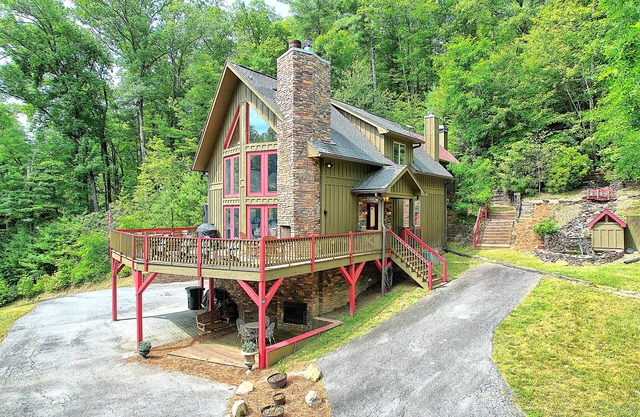 9 min. to Main St. ~ Hot Tub ~ Pets ~ on 2.2 acres ~ water feature and waterfall