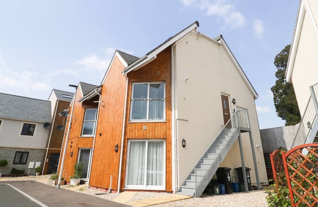 9 MITCHELL GARDENS, family friendly in Axminster