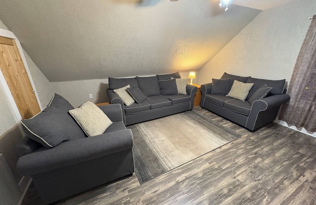 900 Sq Ft Downtown 1 Bedroom Apt, Close to Shopping, Honeywell, Eagles, Sleeps 5