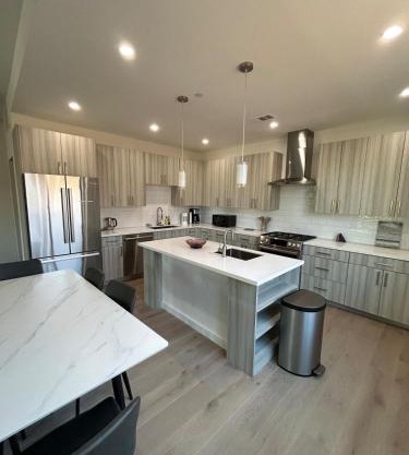 912 Brand New Spacious Tonwhome 3br 3ba sleeps 9