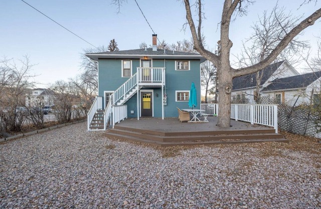915 QUincy · Charming Duplex Upstairs Unit
