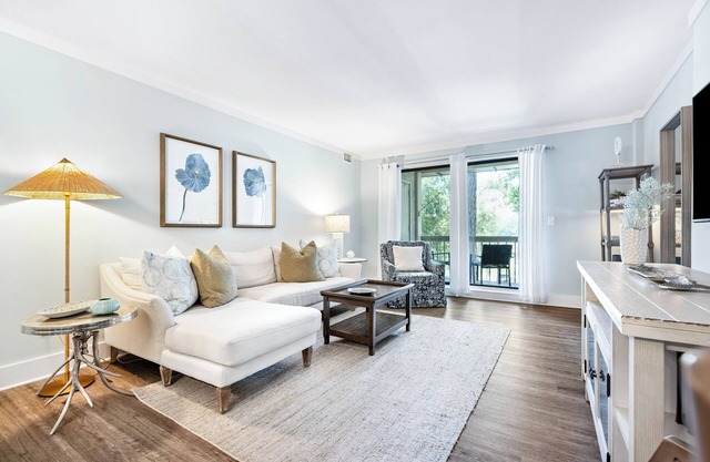 918 Cutter Court: BESTNEST by Beverly Serral * In Unit Washer/Dryer!*