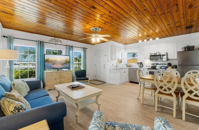 $98/Night Now thru Oct 5th!~ Quiet Laguna Beach ~Directly Across Street-30ft from Perfect Beach Access #83