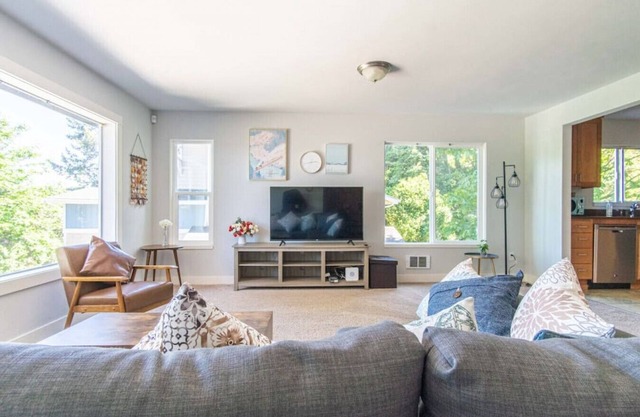 9852 Upper · 4b2b Upper Unit @S Seattle w/Panoramic Lake View