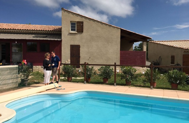99m2 vacation home for 8 people facing shared pool