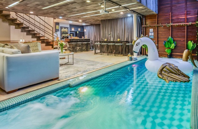 9BR Indoor Heated Pool & Jacuzzi | In Lleras Park