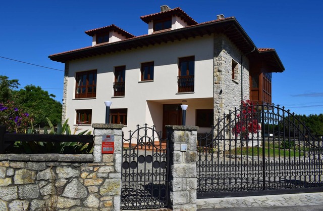 A 10 Minutos de Gulpiyuri, Llanes y Ribadesella, y a Sólo 25 de Picos de Europa