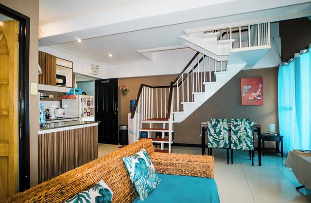 A 2-bedroom condo w/2 king-sized bed and spacious living room near to Airport.