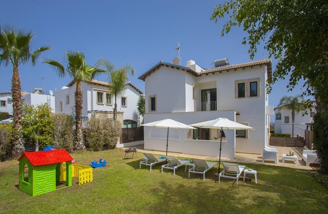 A 3 bedroom detached property located within minutes walk Konnos beach.