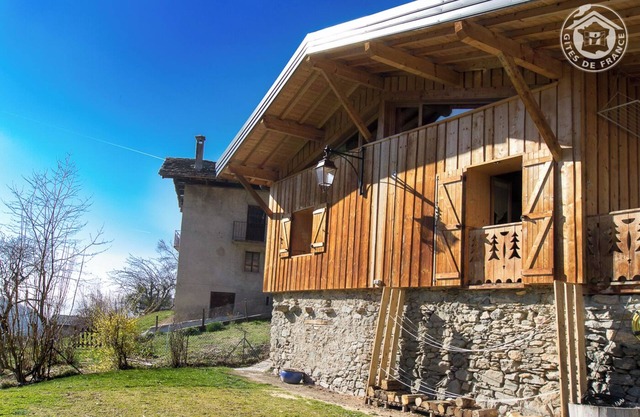 A 30km D'albertville et à 40km de Chambéry, Dominant le Val Gelon, Petite Vallée Située Entre le Par