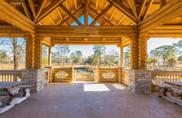 A 40-Acre Queen Suite Getaway: Zip-Lining, World Equestrian, Ocala, Springs, UF