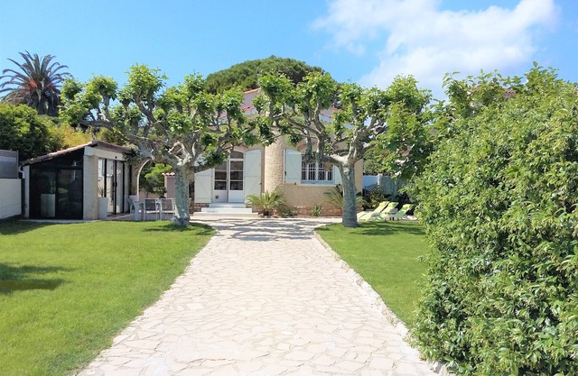 A 5 mn walk from the beach. Charming Villa, Very Quiet, Ideal location, South