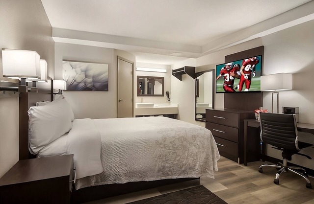 A bang for your buck! A short walk from Erie Art Museum! Pets Allowed, Parking!