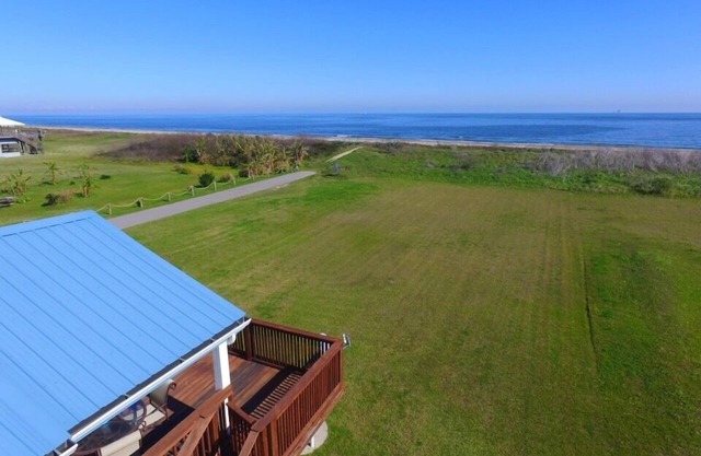 A Beach Getaway: Beachfront camp in Grand Isle, LA, perfect for 14 guests!