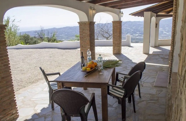 A beautiful 2 bedroom farmhouse located in Malaga!