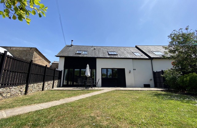 A beautiful conversion of a 400-year-old threshing barn. Pet-friendly.