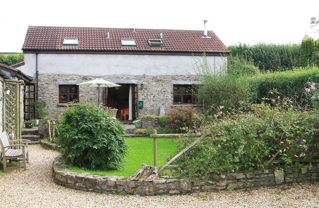 A beautiful converted barn in Georgeham, with hot tub, 1.5 miles from surf beach