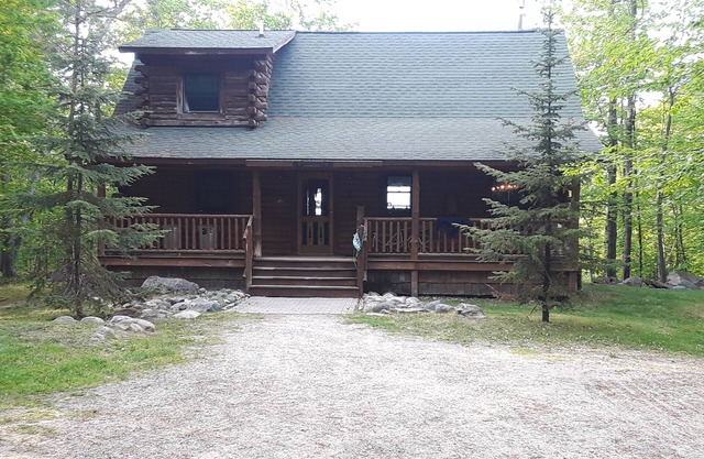 A beautiful log cabin home on Lake Huron, amazing lake views, hot tub, game room