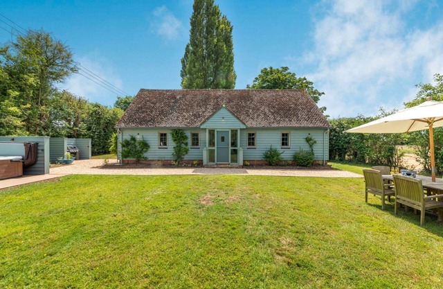 A beautiful three bedroom dog friendly holiday home near Oxford - Brook Cottage