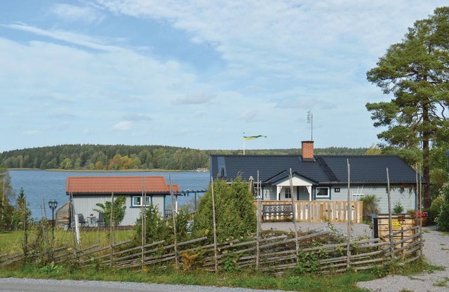 A beautiful view of Norrtäljeviken and boats offers this cottage and its annex.