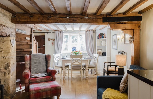 A beautifully presented two bedroom Cotswold stone cottage in the Cotswolds - Cobblers Cottage, More