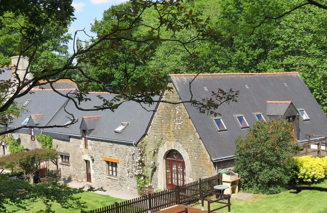 A Beautifully Restored Coach House With Heated Pool in large garden